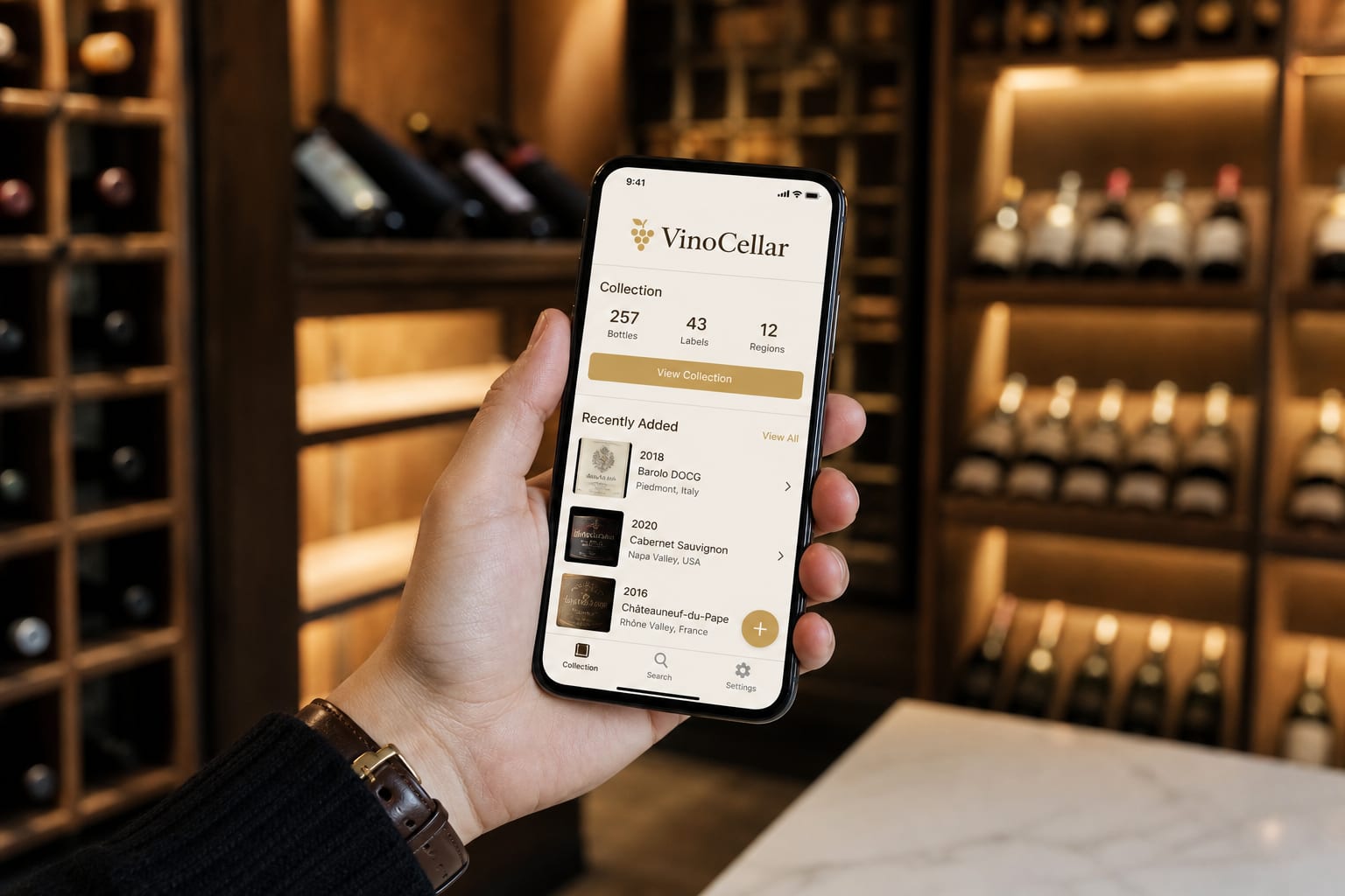 Smartphone avec l'application VinoCellar en main devant une cave.
