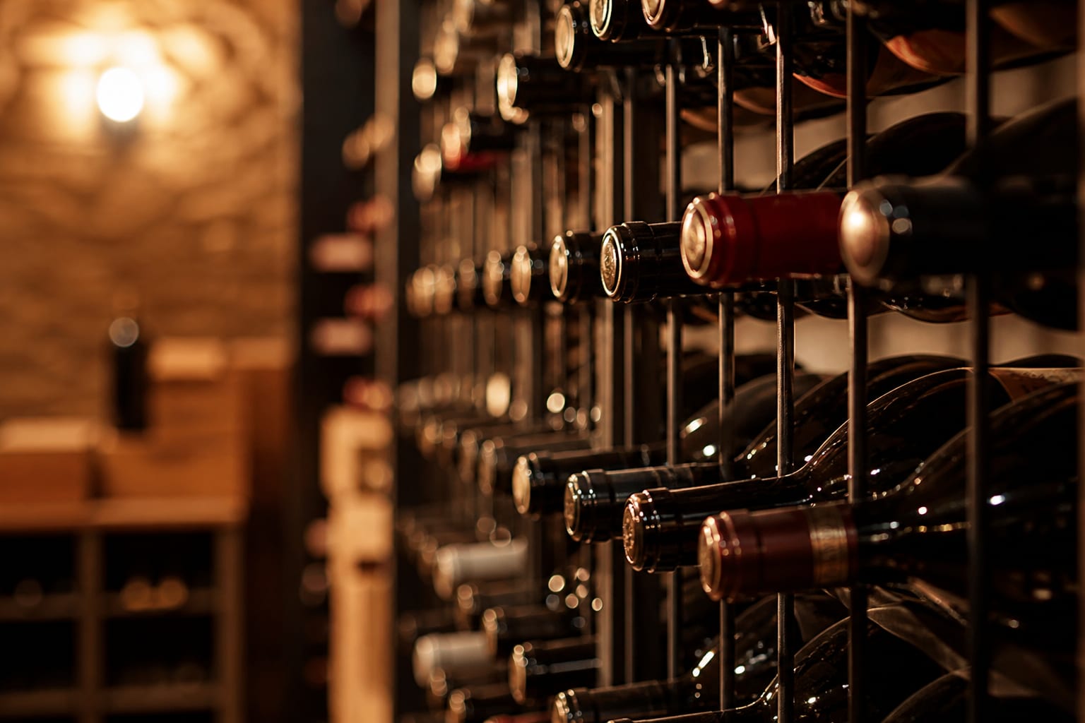 Rangement de bouteilles dans une cave à vin