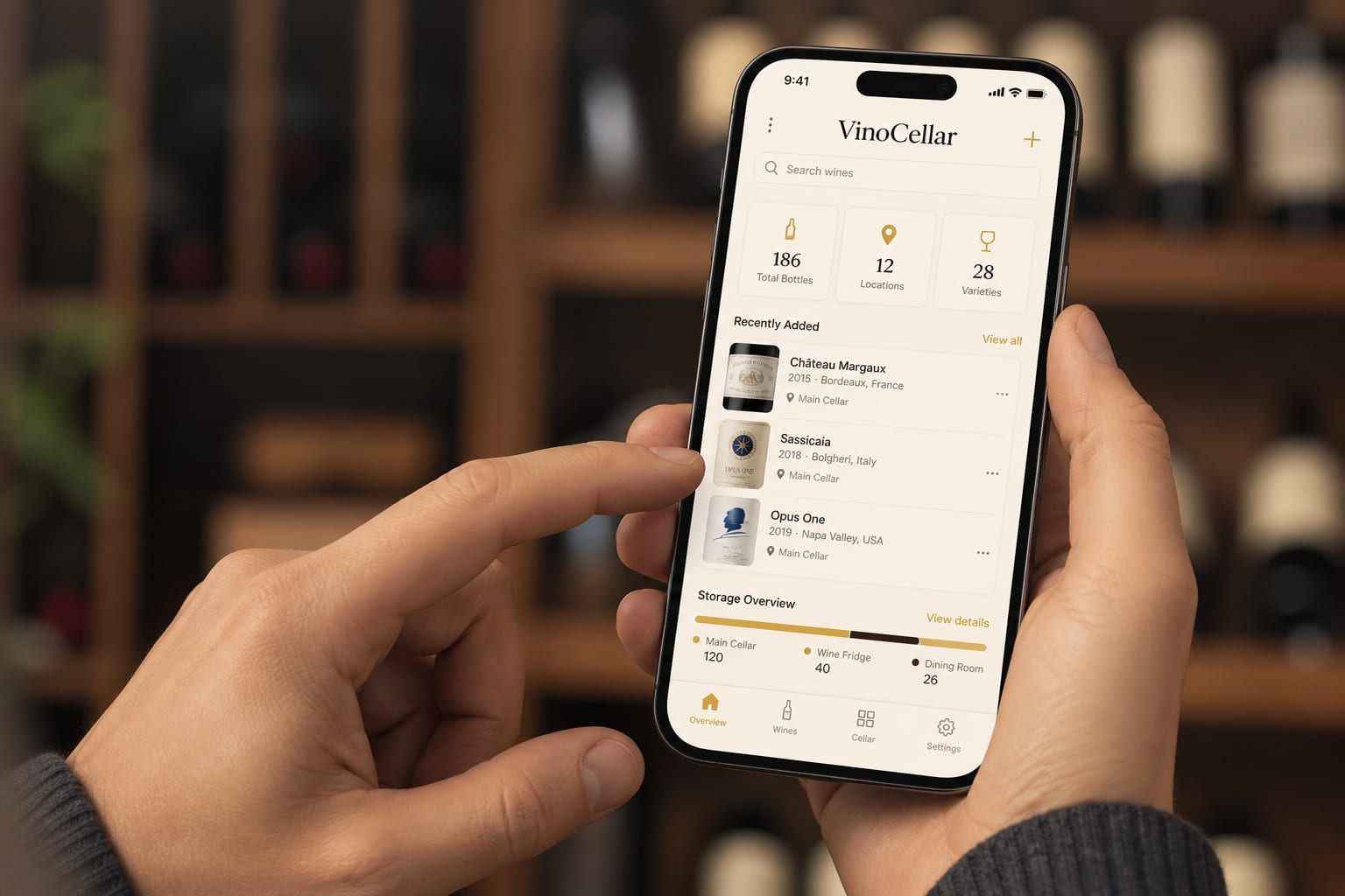 Utilisateur consultant VinoCellar sur smartphone
